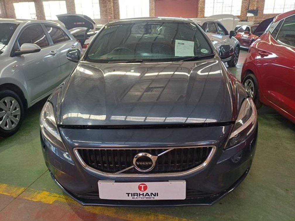 2018 VOLVO V40 T4 MOMENTUM GEARTRONIC