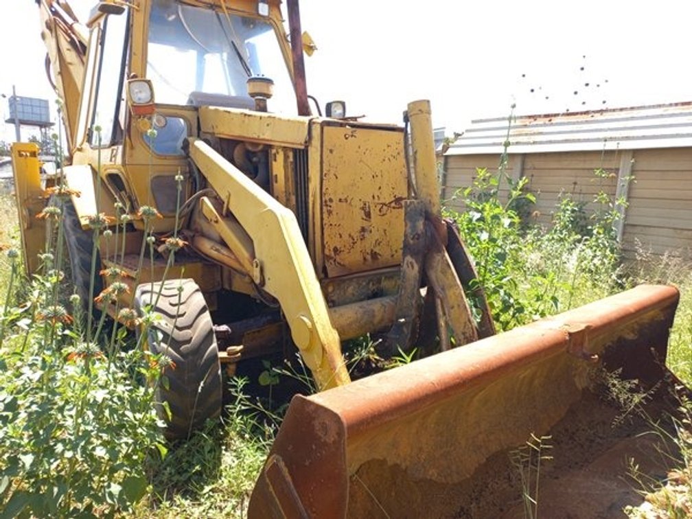 YELLOW TRACTOR LOADER BACKHOE TLB