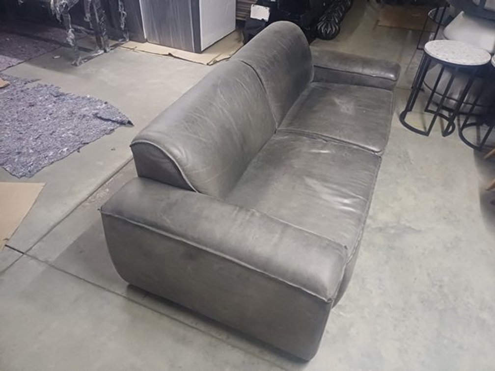 2 SEATER COUCH  X1