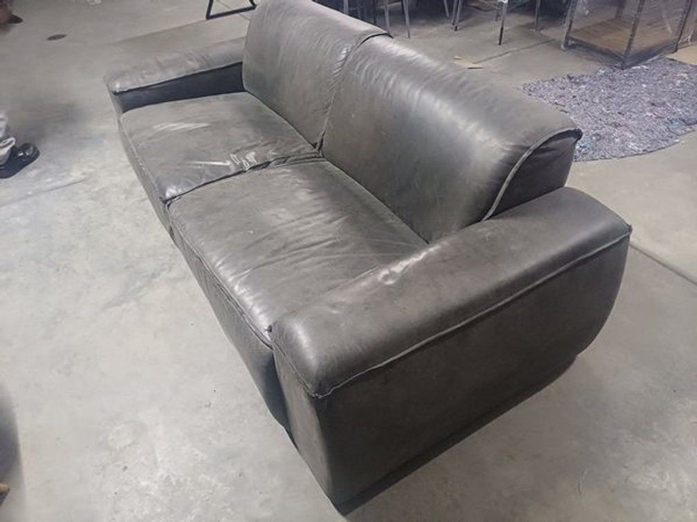 2 SEATER COUCH  X1