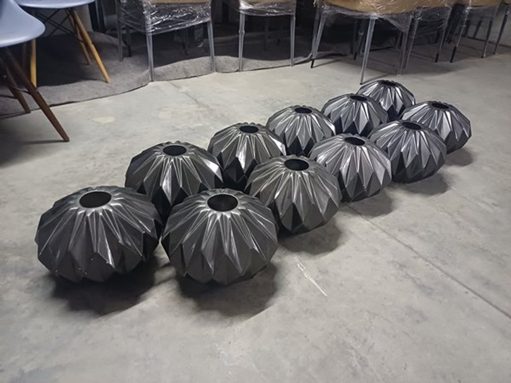 BLACK ROUND VASE  (OBJEY DINING TABLE)  X11