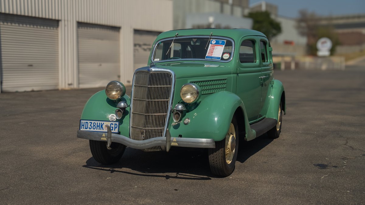 1935 Ford V8 - Sedan