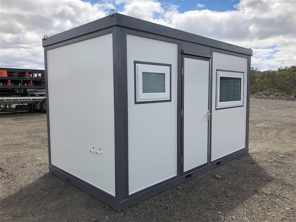 UNUSED ACCOMMODATION AND SHOWER / TOILET BLOCK UNIT