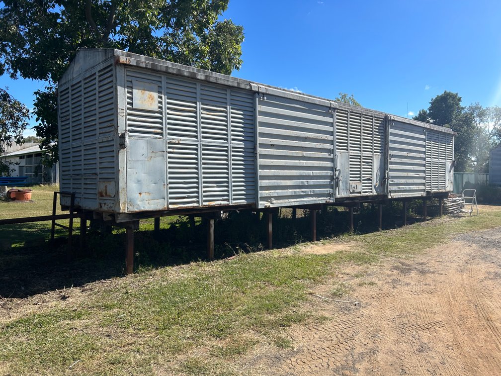 TRAIN CARRIAGE