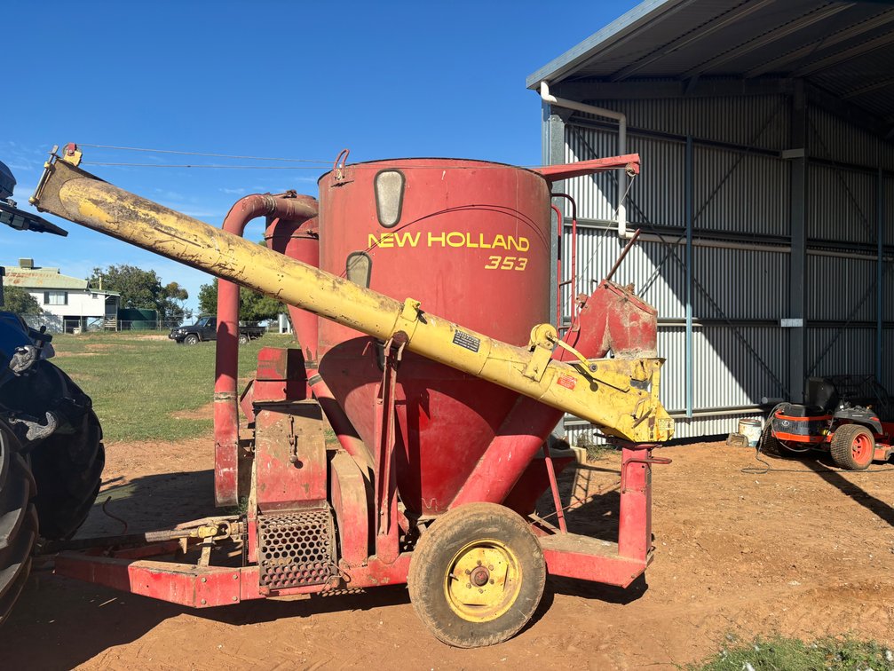 NEW HOLLAND 353 FEED MIXER
