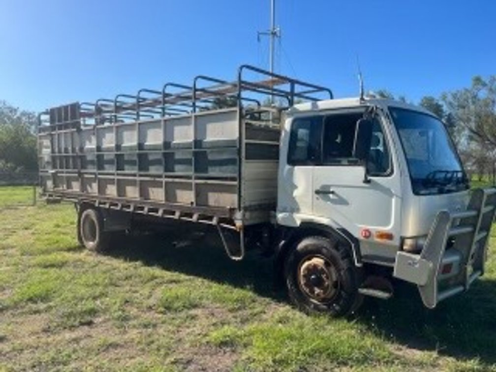 1998 NISSAN UD 4X2 LIVESTOCK TRUCK