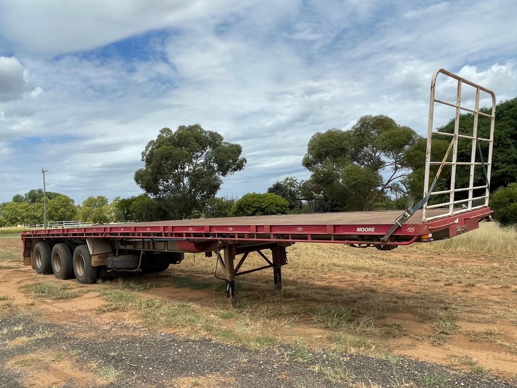 2009 MOORE TRI AXLE 45FT FLAT TOP TRAILER 