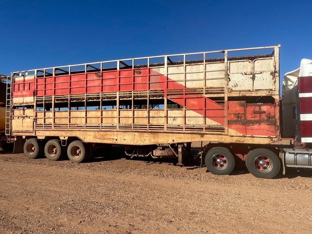 1987 HAULMARK TRI AXLE LIVESTOCK CRATE