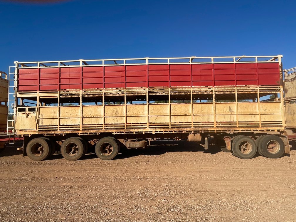 TRI AXLE LIVESTOCK COMBINATION