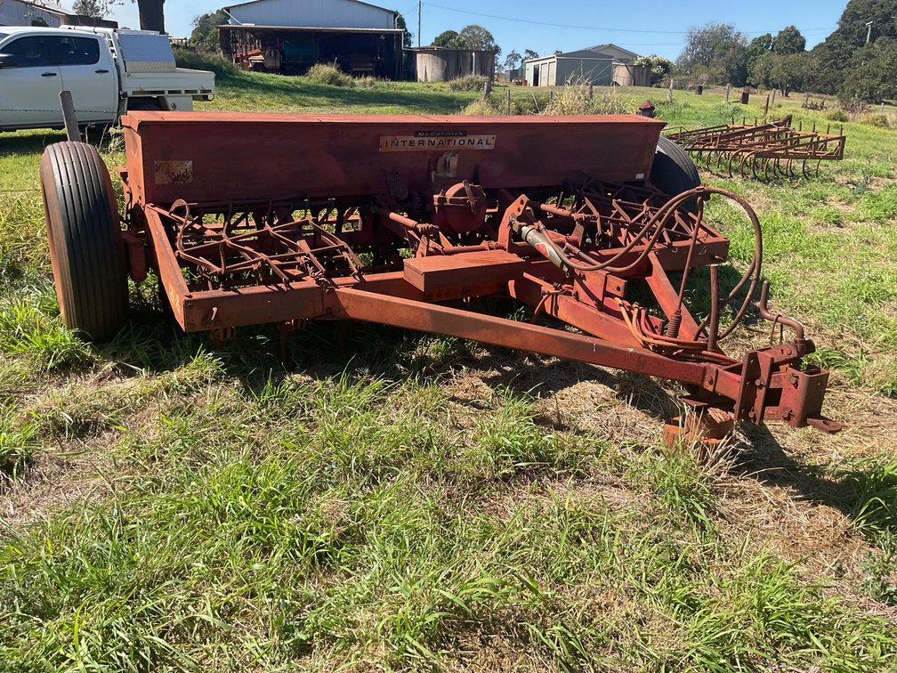20 RUN MC CORMICK INTERNATIONAL SEED DRILL