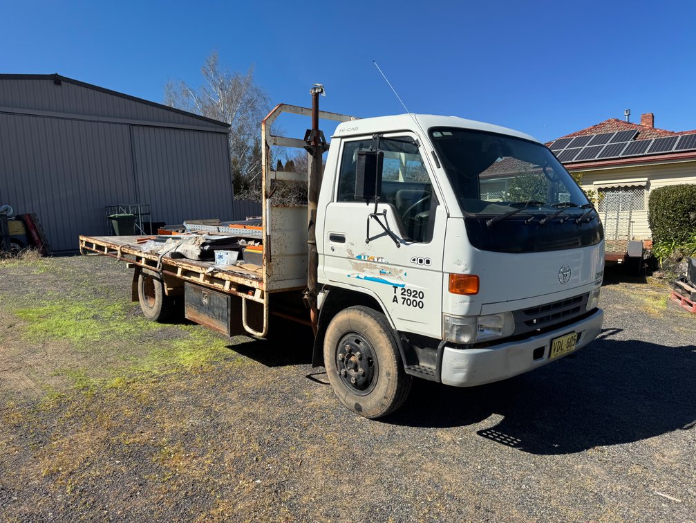 1998 TOYOTA DYNA 400 4X2 TRAY TRUCK WITH EXTENDABLE TRAY