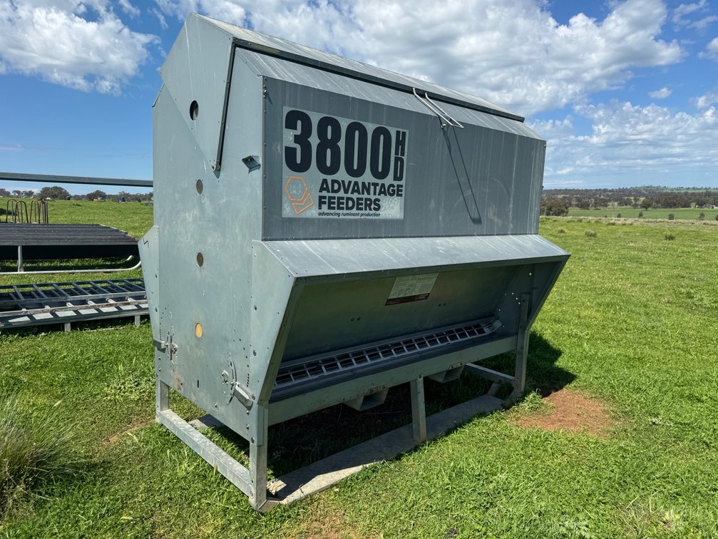 1 x ADVANTAGE FEEDERS 3800-HD GRAIN / SUPPLEMENT LIVESTOCK FEEDER