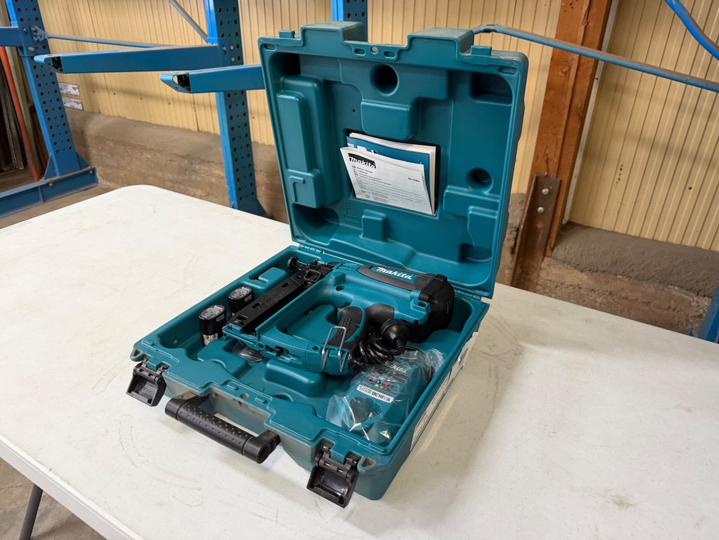 NEW MAKITA 16-GAUGE 7.2V CORDLESS GAS NAIL GUN