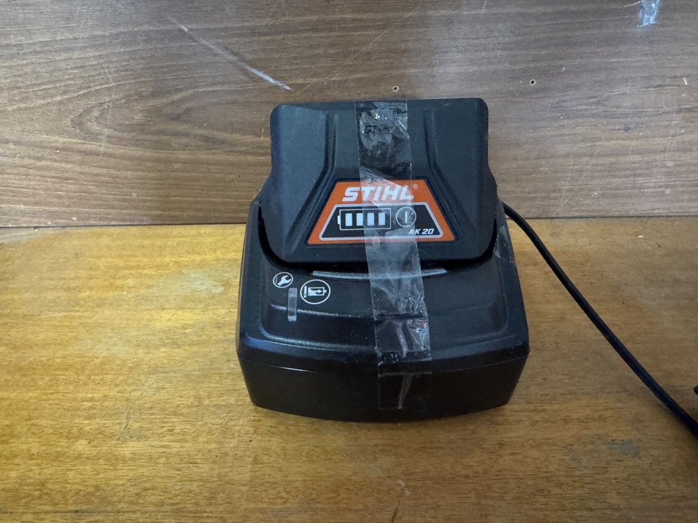 NEW STIHL 36V BATTERY + CHARGER