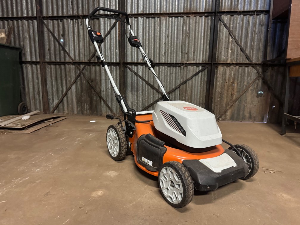 NEW STIHL 36V BATTERY POWERED 20" LAWN MOWER