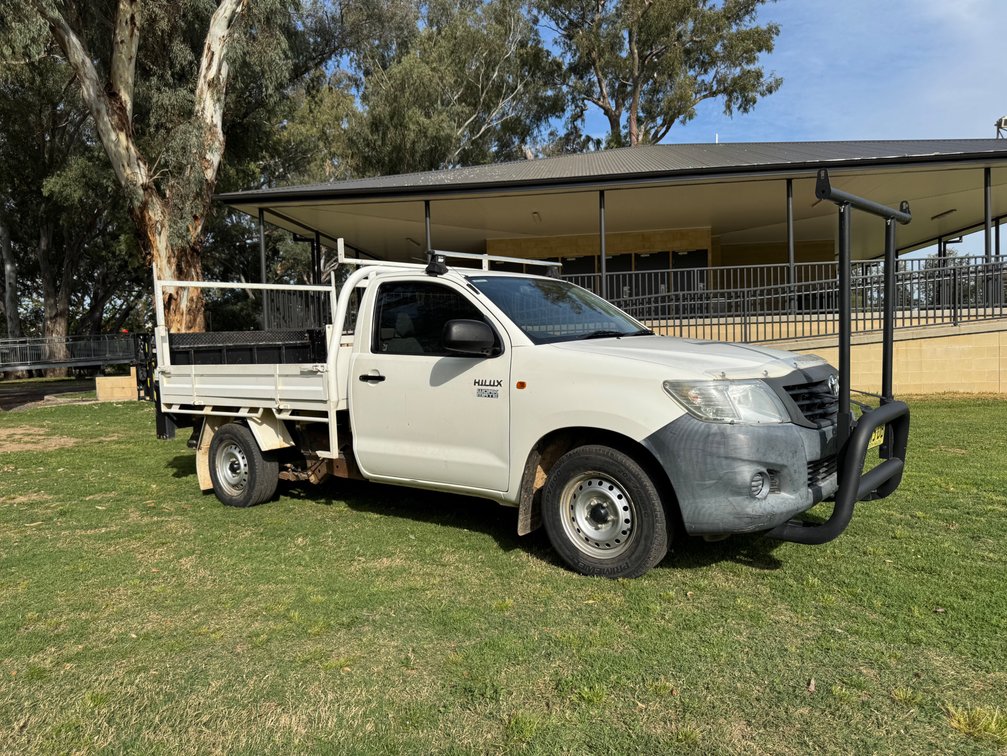 2013 TOYOTA HILUX WORKMATE 4X2 TRAY BACK UTE WITH HYDRAULIC LIFT