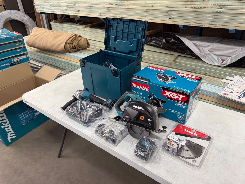 NEW MAKITA 185MM 40V CORDLESS METAL CUT SAW & 125MM 40V CORDLESS GRINDER