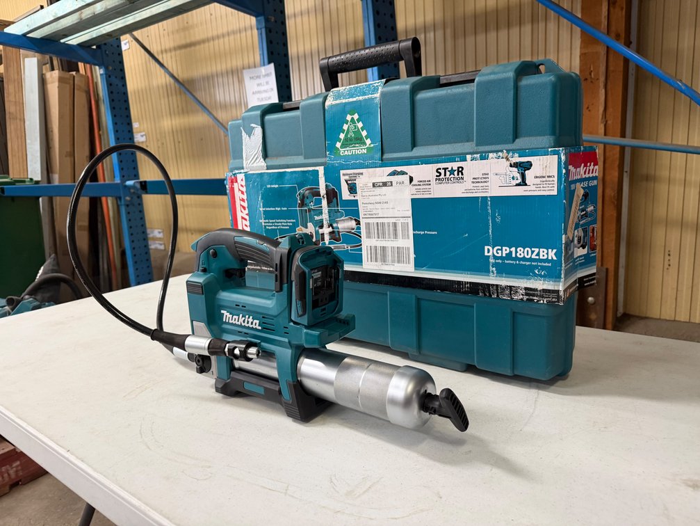 NEW MAKITA 18V CORDLESS GREASE GUN
