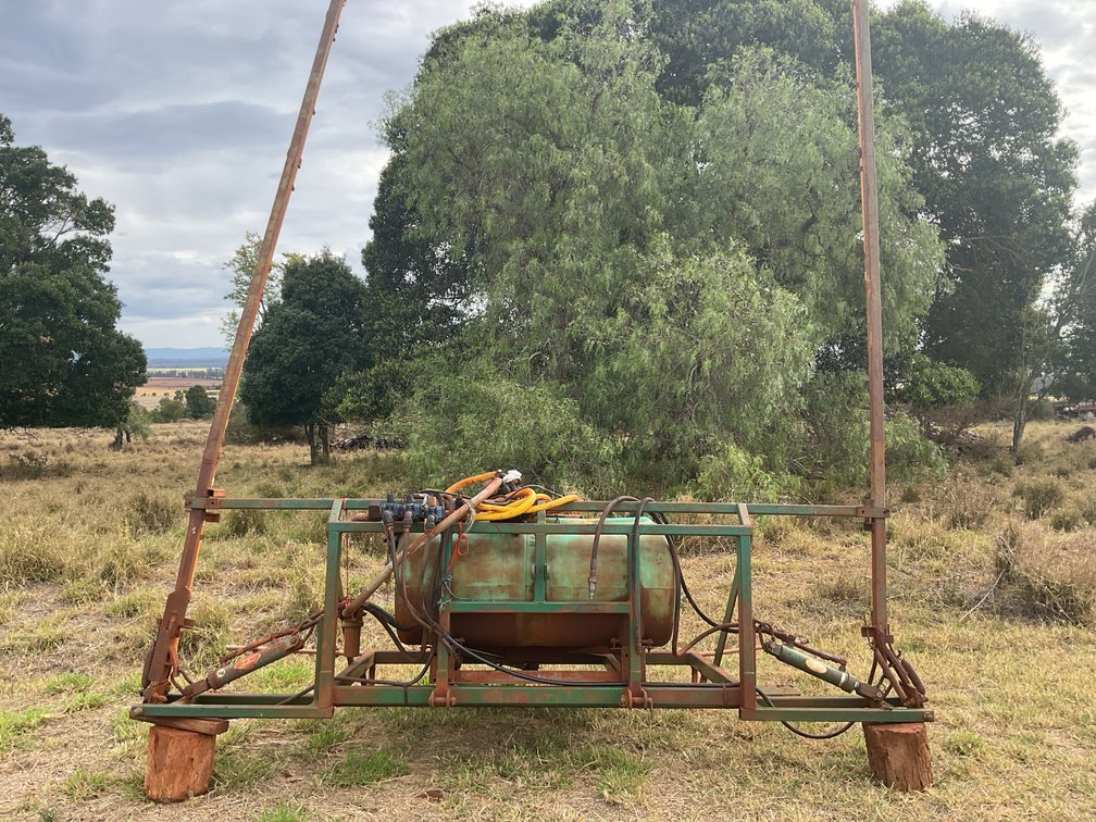 800 LITRE RAPAID SPRAY TANK ON HOMEMADE HYDRAULIC BOOM FRAME