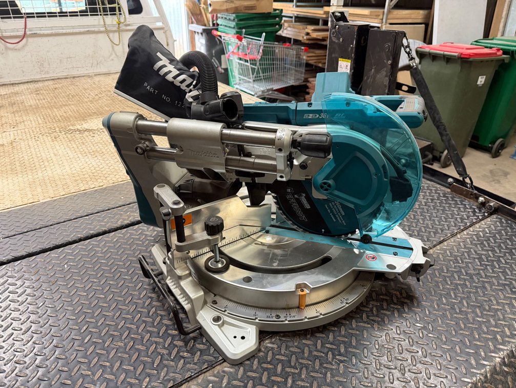 NEW MAKITA 260MM 18V CORDLESS COMPOUND MITRE SAW
