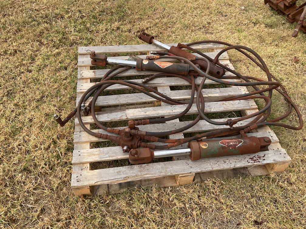 HYDRAULIC SYSTEM FOR MID MOUNTED CULTIVATORS
