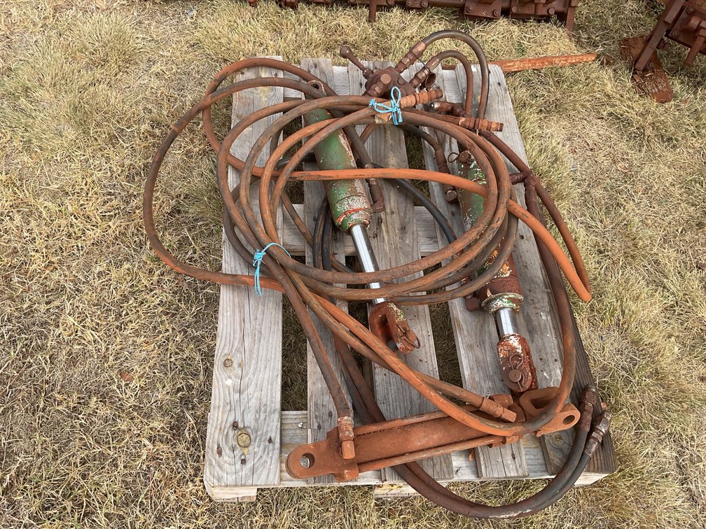 HYDRAULIC SYSTEM FOR MID MOUNTED CULTIVATORS