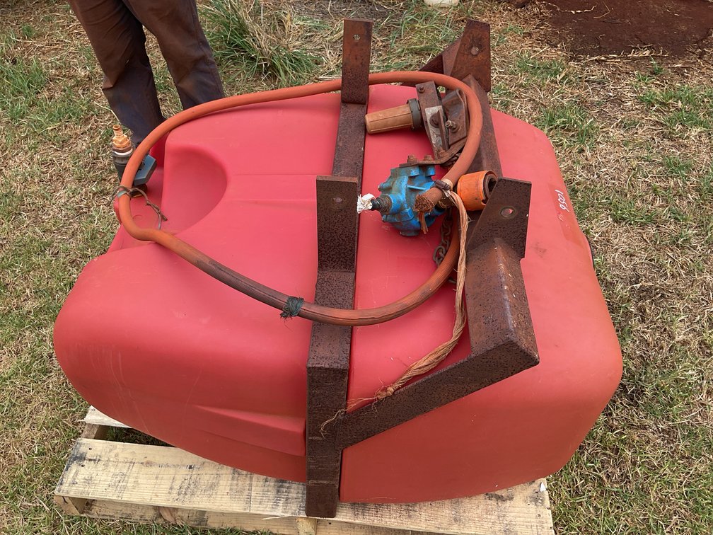 400 LITRE FRONT MOUNT WATER TANK