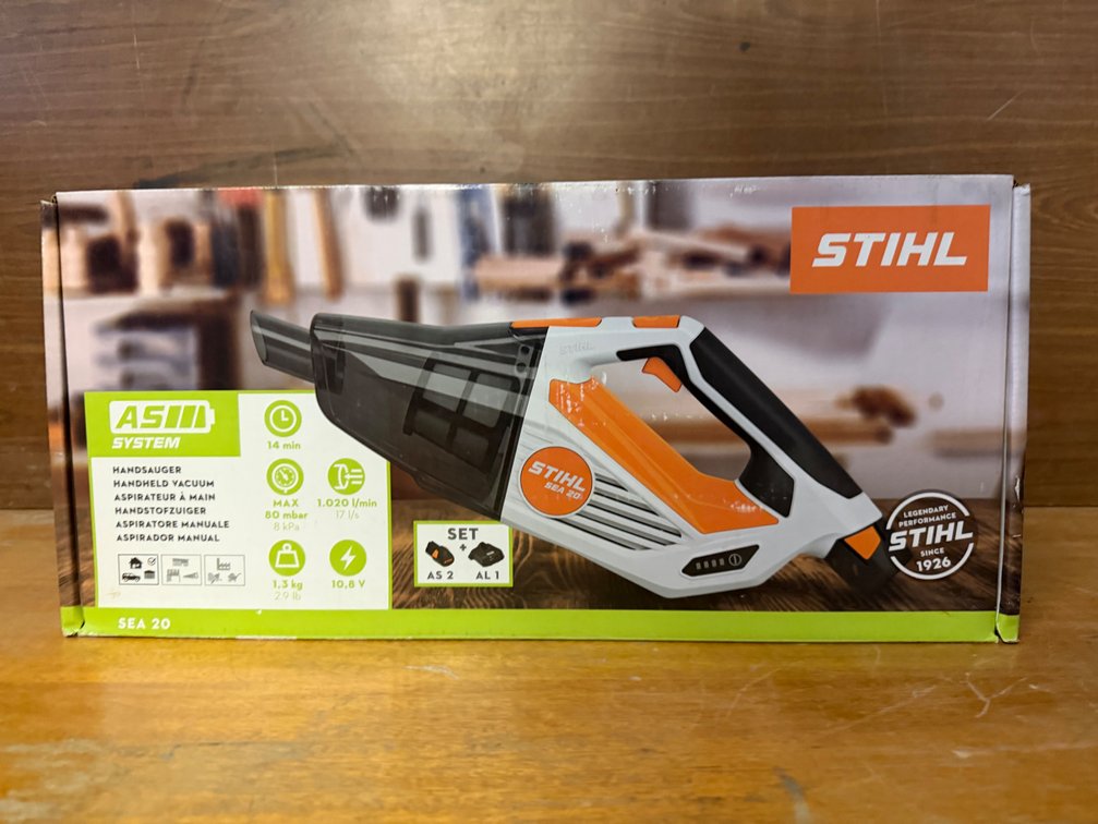 NEW STIHL 10.8V CORDLESS VACUUM WITH BATTERIES & CHARGER