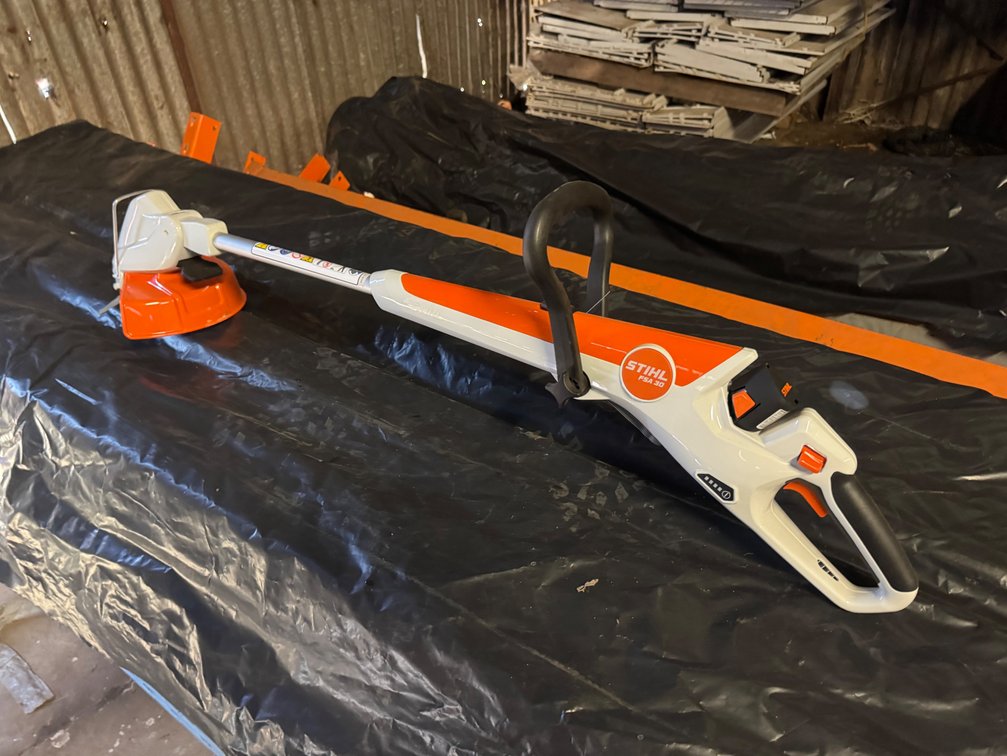 NEW STIHL 10.8V CORDLESS GRASS TRIMMER WITH BATTERY & CHARGER