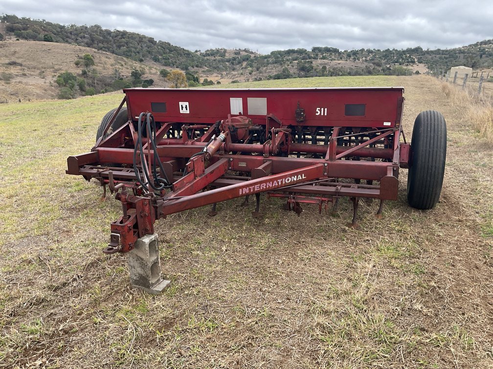 INTERNATIONAL 511 TRASH SEEDER