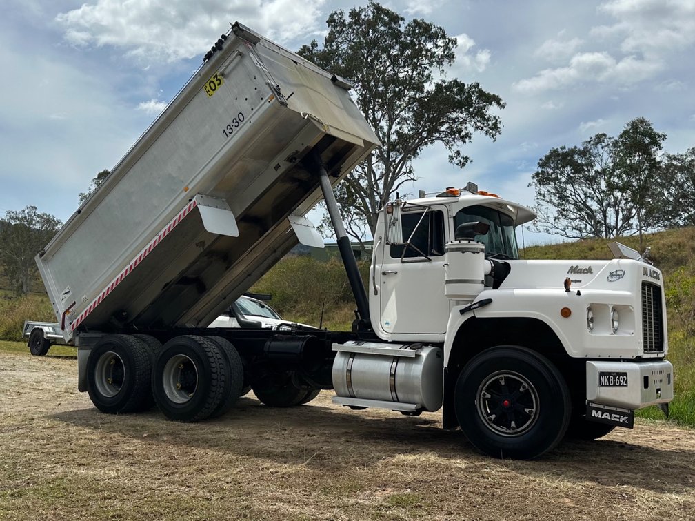 04/1988 MACK VALUELINER TIPPER