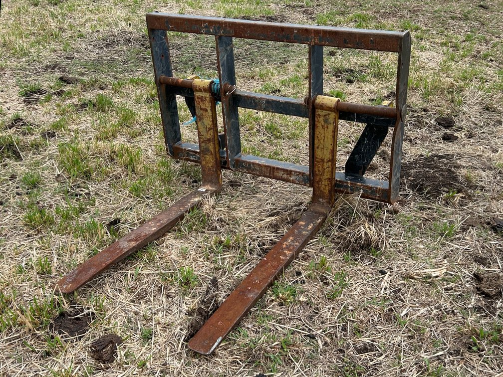 EURO HITCH F.E.L FOLDING PALLET FORK ATTACHMENT