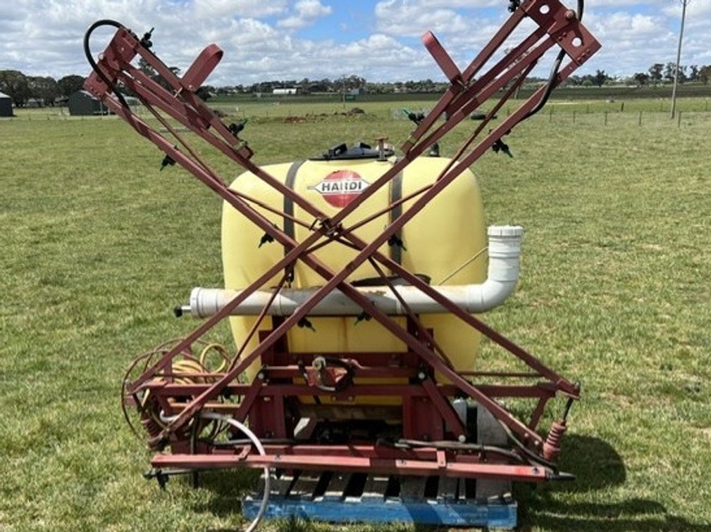 HARDI 600L FOLDING ARM 8MTR BOOM SPRAYER WITH LEVELLER