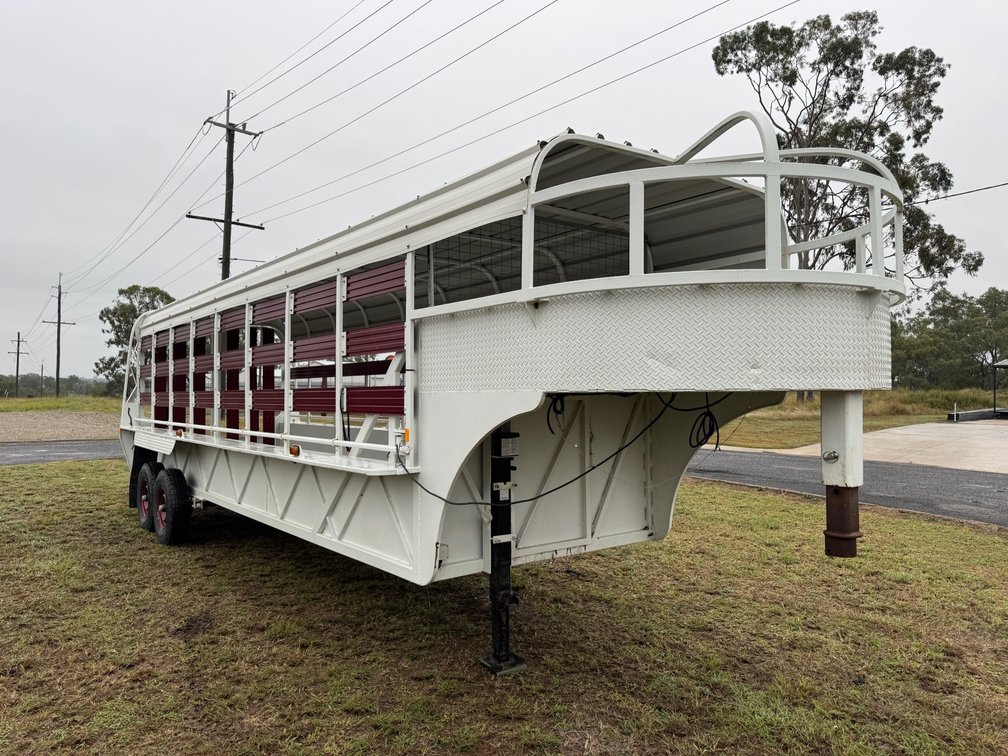 2023 CUSTOM DUAL AXLE LIVESTOCK GOOSENECK TRAILER