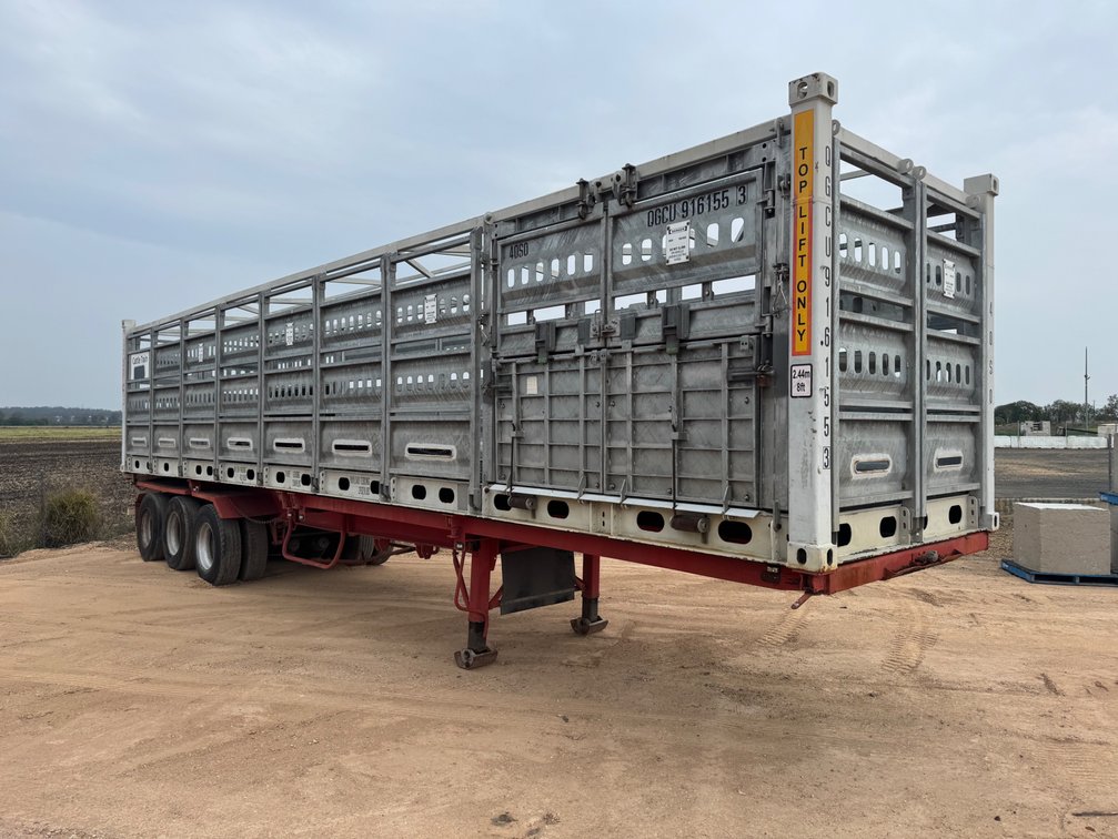 KRUEGER ST-3 40FT TRIAXLE SKEL TRAILER WITH RAIL-WAGON STOCK CRATE (GATTON)