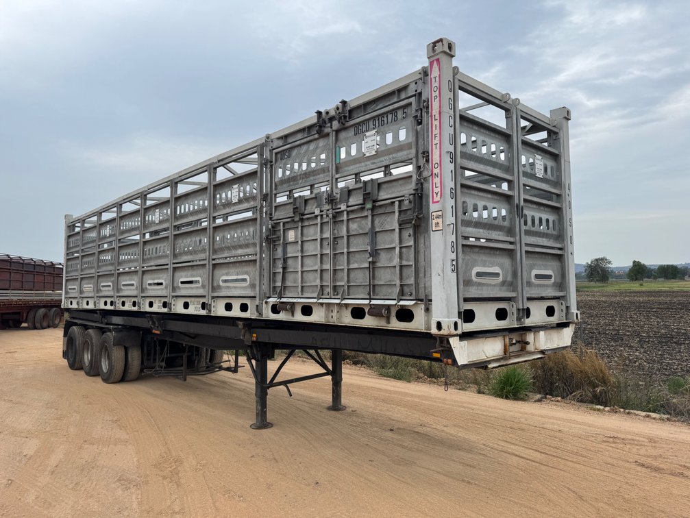 FRUEHAUF PF122 40FT TRIAXLE SKEL TRAILER WITH RAIL-WAGON STOCK CRATE (GATTON)