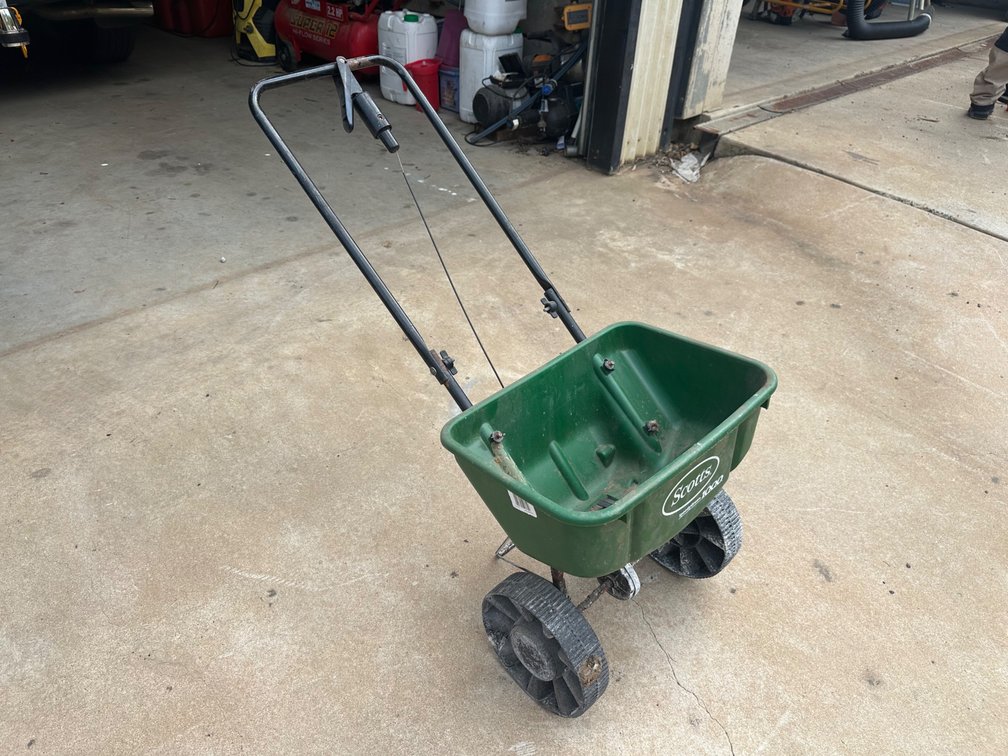 SCOTTS FERTILISER SPREADER