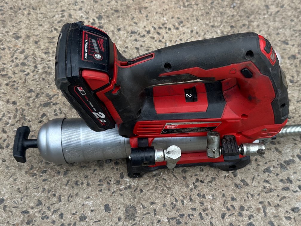 MILWAUKEE GREASE GIN & 18v 2Ah BATTERY
