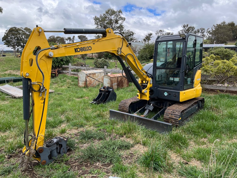 KOBELCO SK55RX-7 TRACK EXCAVATOR WITH PUSH BLADE & ATTACHMENTS