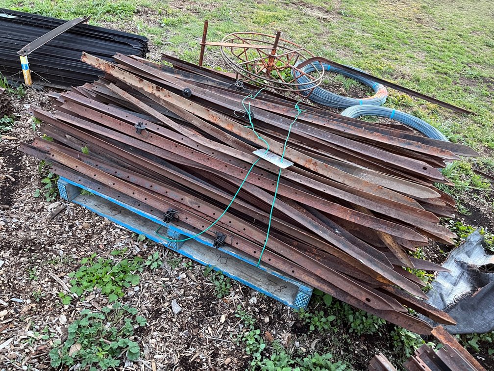 128 x WARATAH 1650MM STEEL STAR PICKETS (USED)