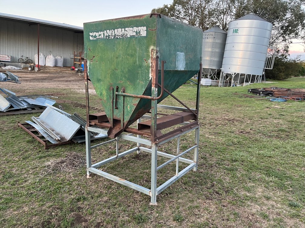 ARROW FEED OUT GRAIN STORAGE BIN