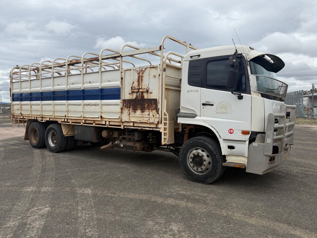 2010 NISSAN UD CW84D 6X4 LIVESTOCK TRUCK