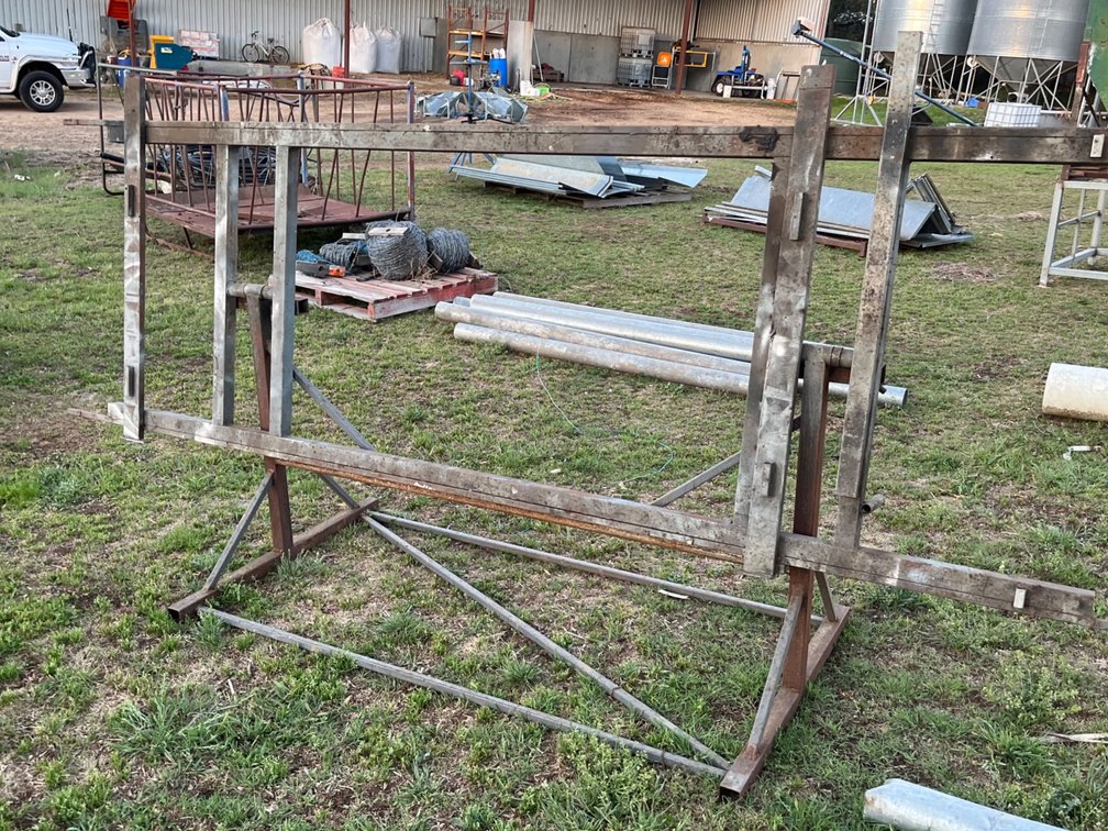 SHEEP/CATTLE PANEL WELDING TABLE