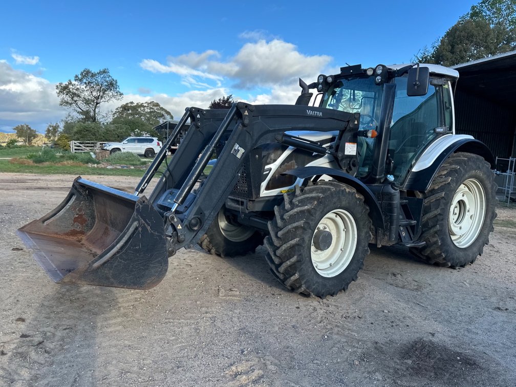 VALTRA N124 4WD TRACTOR WITH FRONT END LOADER (124HP) WITH TRIMBALL EZ GUIDE