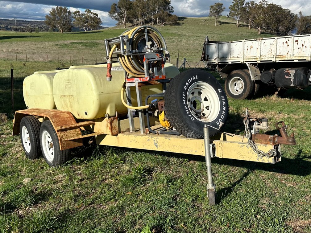 CUSTOM TANDEM AXLE 1,600L FIRE FIGHTING TRAILER WITH HOSE, REEL, NOZZLE & PUMP