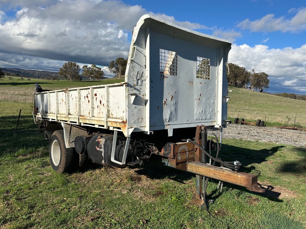 HEAVY DUTY SINGLE AXLE TIPPING TRAILER WITH REMOTES
