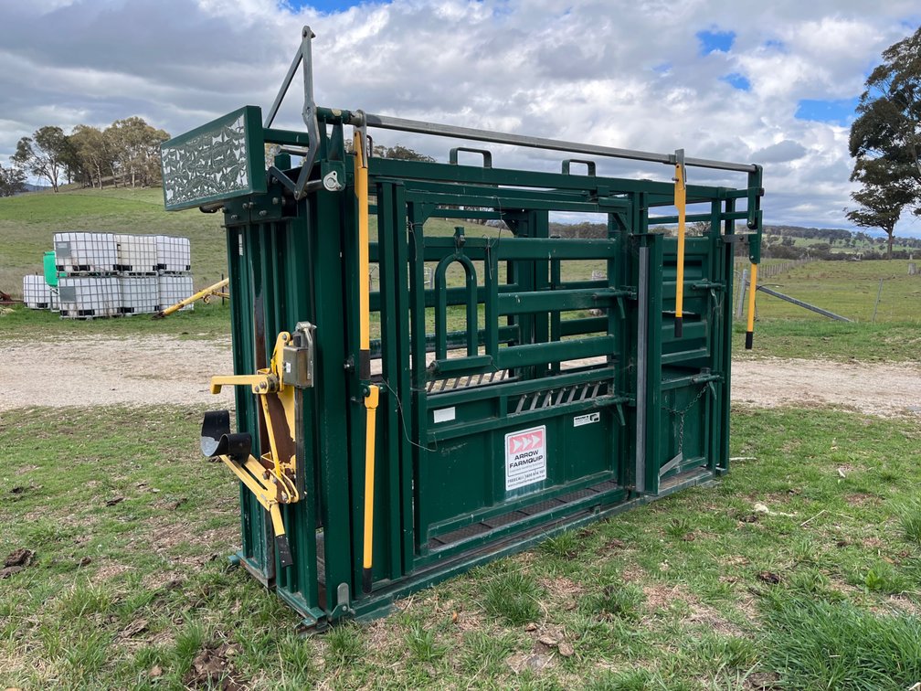 ARROW FARMQUIP CATTLE CRUSH AND HEAD BAIL WITH CHIN BAR