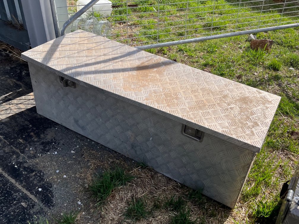 TRADE TOOLS CHECKER PLATE TOOLBOX