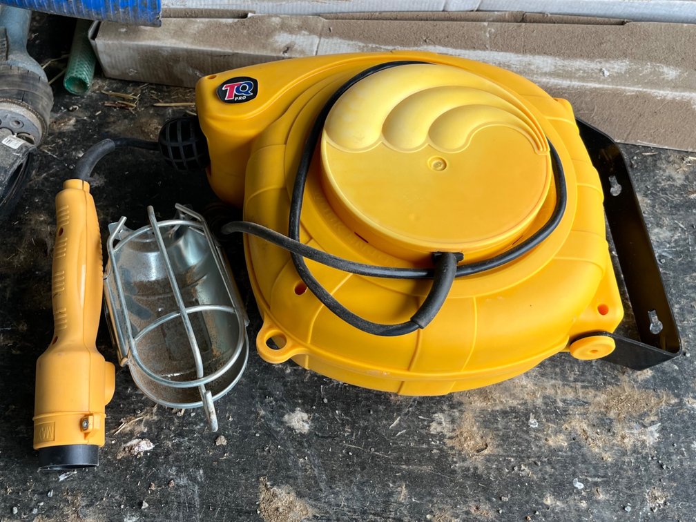 RETRACTABLE 240V WORK LIGHT
