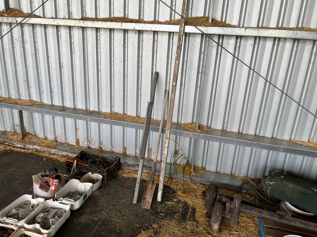 TRENCHING SHOVEL & 2 x CONCRETE SCREES
